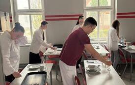 Szkolenie kelnerskie dla uczni&oacute;w Zespołu Szk&oacute;ł im. Emilii Sczanieckiej w Pniewach (3)