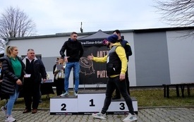Kobiety i Faceci w Biegu 59