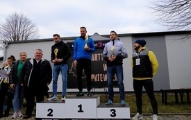 Kobiety i Faceci w Biegu 66