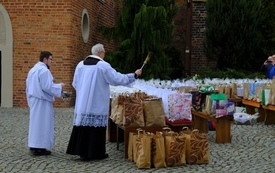 Uroczyste poświęcenie pokarm&oacute;w dla przybyłych z Ukrainy 11