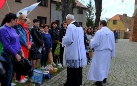 Uroczyste poświęcenie pokarm&oacute;w dla przybyłych z Ukrainy 12