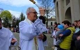 Uroczyste poświęcenie pokarm&oacute;w dla przybyłych z Ukrainy 13