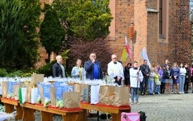 Uroczyste poświęcenie pokarm&oacute;w dla przybyłych z Ukrainy 18
