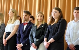 Pożegnanie maturzyst&oacute;w 60