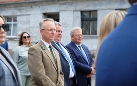 Uroczystości pod pomnikiem56