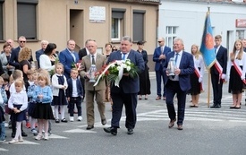 Uroczystości pod pomnikiem27