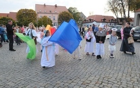 Korow&oacute;d Świętych001027