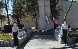 8 maja- uroczystość pod pomnikiem (71)
