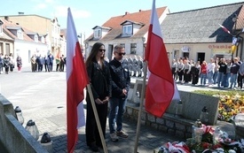 8 maja- uroczystość pod pomnikiem (56)
