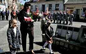 8 maja- uroczystość pod pomnikiem (52)