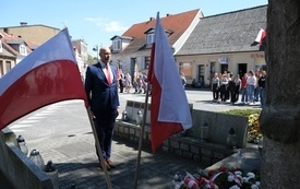8 maja- uroczystość pod pomnikiem (49)