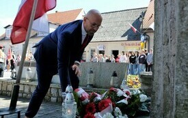 8 maja- uroczystość pod pomnikiem (48)