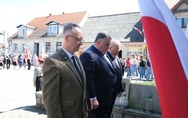 8 maja- uroczystość pod pomnikiem (44)