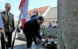 8 maja- uroczystość pod pomnikiem (43)