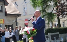 8 maja- uroczystość pod pomnikiem (30)