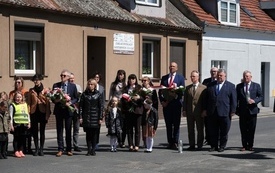 8 maja- uroczystość pod pomnikiem (17)