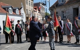 8 maja- uroczystość pod pomnikiem (12)