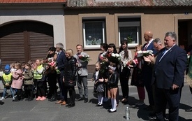 8 maja- uroczystość pod pomnikiem (9)