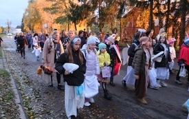 Korow&oacute;d świętych42