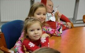 Przedszkole Miś stroi choinkę w urzędzie144