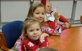 Przedszkole Miś stroi choinkę w urzędzie143