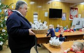 Przedszkole Miś stroi choinkę w urzędzie126
