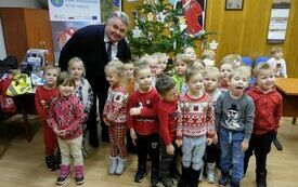 Przedszkole Miś stroi choinkę w urzędzie121