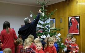 Przedszkole Miś stroi choinkę w urzędzie065