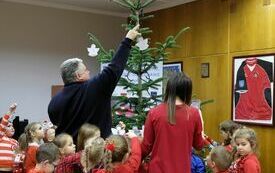 Przedszkole Miś stroi choinkę w urzędzie062