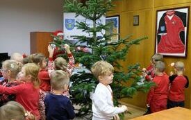 Przedszkole Miś stroi choinkę w urzędzie048