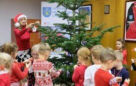 Przedszkole Miś stroi choinkę w urzędzie047