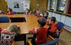 Przedszkole Miś stroi choinkę w urzędzie031