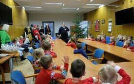 Przedszkole Miś stroi choinkę w urzędzie019