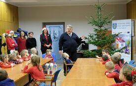 Przedszkole Miś stroi choinkę w urzędzie015