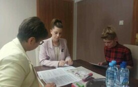 Podpisanie umowy na realizację usług fryzjerskich (8)