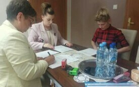 Podpisanie umowy na realizację usług fryzjerskich (5)