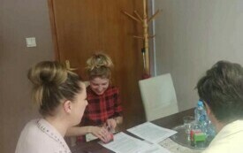 Podpisanie umowy na realizację usług fryzjerskich (2)