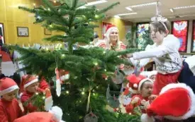 Ubieranie choinki w Urzędzie12