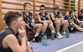 Pierwsze, ligowe zmagania młodych koszykarzy &bdquo;PNIEWIAKA (21)