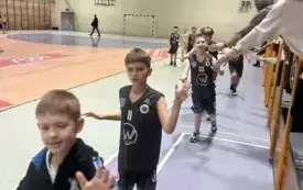 Pierwsze, ligowe zmagania młodych koszykarzy &bdquo;PNIEWIAKA (20)