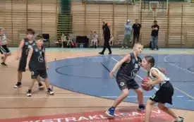 Pierwsze, ligowe zmagania młodych koszykarzy &bdquo;PNIEWIAKA (18)