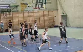 Pierwsze, ligowe zmagania młodych koszykarzy &bdquo;PNIEWIAKA (17)