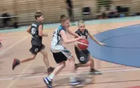 Pierwsze, ligowe zmagania młodych koszykarzy &bdquo;PNIEWIAKA (16)