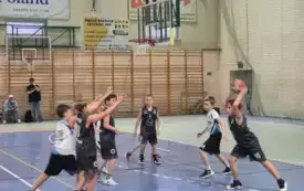 Pierwsze, ligowe zmagania młodych koszykarzy &bdquo;PNIEWIAKA (14)