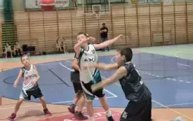 Pierwsze, ligowe zmagania młodych koszykarzy &bdquo;PNIEWIAKA (13)