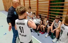 Pierwsze, ligowe zmagania młodych koszykarzy &bdquo;PNIEWIAKA (12)