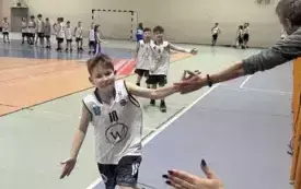 Pierwsze, ligowe zmagania młodych koszykarzy &bdquo;PNIEWIAKA (7)