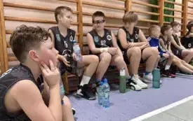Pierwsze, ligowe zmagania młodych koszykarzy &bdquo;PNIEWIAKA (5)