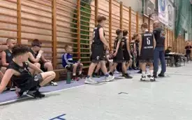 Pierwsze, ligowe zmagania młodych koszykarzy &bdquo;PNIEWIAKA (4)