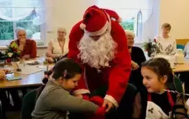 Dzieci z przedszkole MIś grupa ,,Bratki u senior&oacute;w (17)